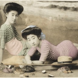geisha-girls-at-the-seaside-japan