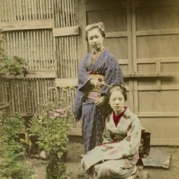 geishas-in-garden